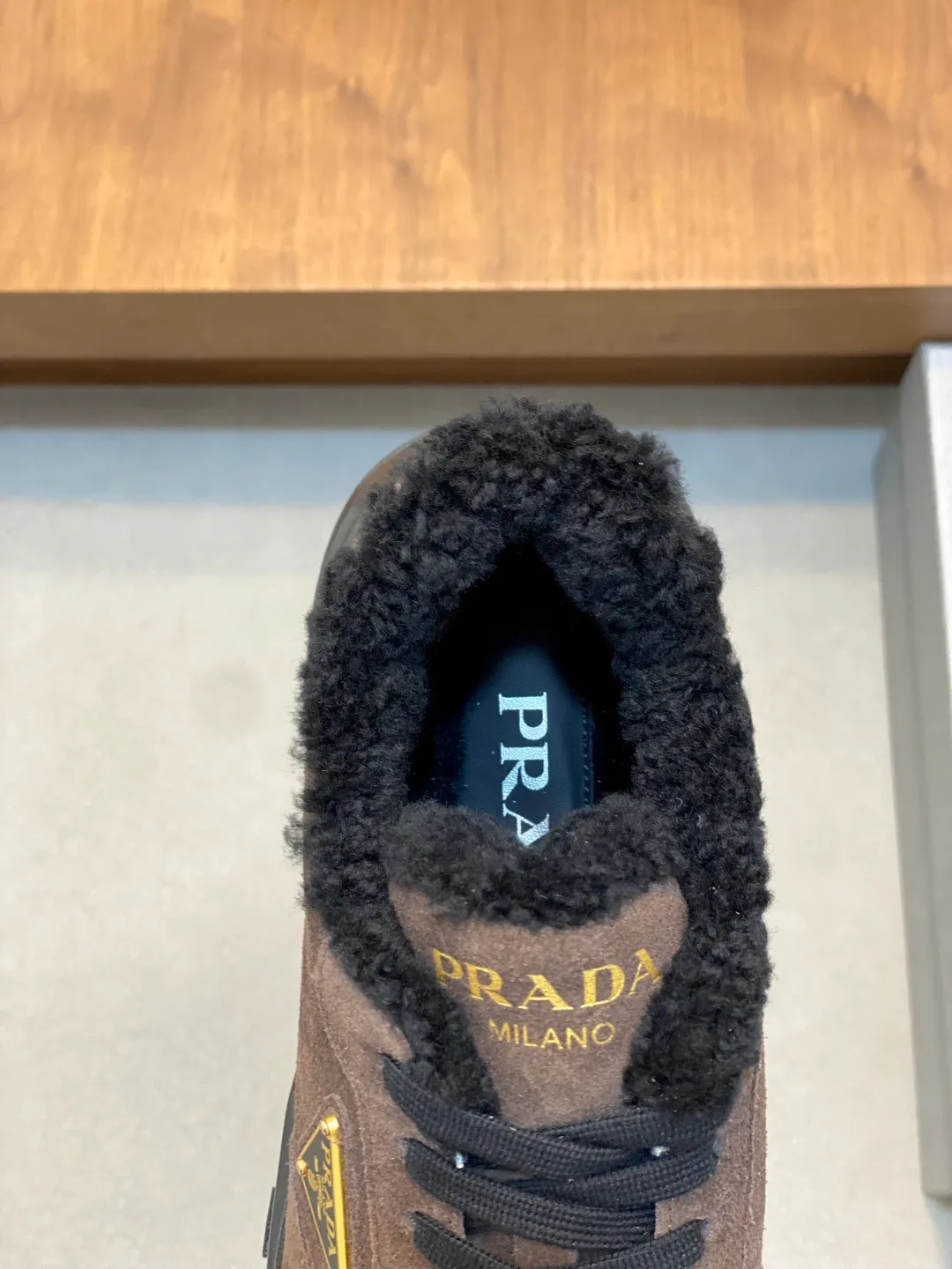 💰780 Prada/Prada Autumn and winter men's leather lace-up sneakers. Top-quality goods produced in Dongguan. Imported Nappa cowhide leather upper with raised layered design. Light and breathable, soft and comfortable. Genuine calfskin leather edging has a distinctive sporty style. The leather tongue is equipped with the classic PRADA letter red rubber label badge to fully display the brand style. The transparent air-cushion midsole is equipped with a lightweight tread rubber outsole. It is light and increased by about 4CM. The inner lining is Excellent foot feel. Comes with original packaging. 38-44 (customized at 45). Size: 39-40-41-42-43-44. Standard leather shoe size.